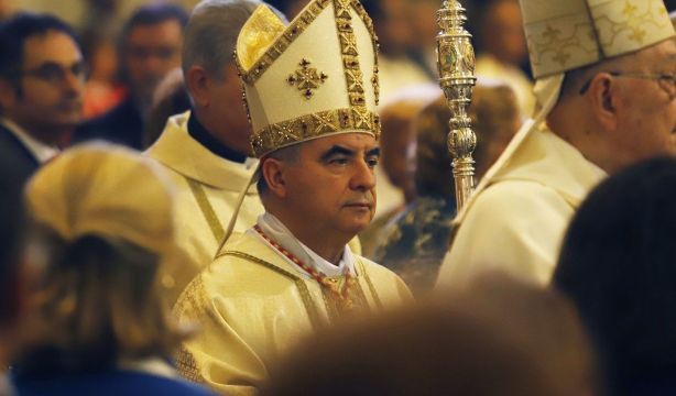 El cardenal Becciu, defenestrado por el Papa Francisco, renuncia finalmente a entrar en el Cónclave