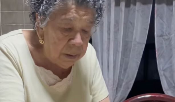 VÍDEO: Sorprende a su abuela pidiéndole que le lleve al altar y su reacción emociona (Instagram @elangelsoyyo12)