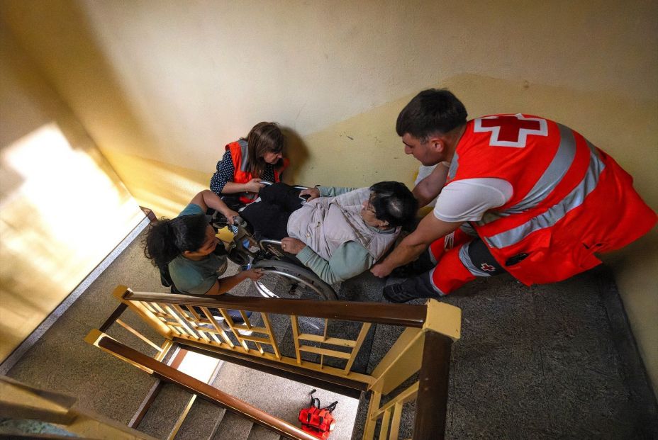 Subidos a pulso por las escaleras y cenas frías: así se vivió el apagón en residencias de mayores Subidos a pulso por las escaleras y cenas frías: así se vivió el apagón en residencias de mayores