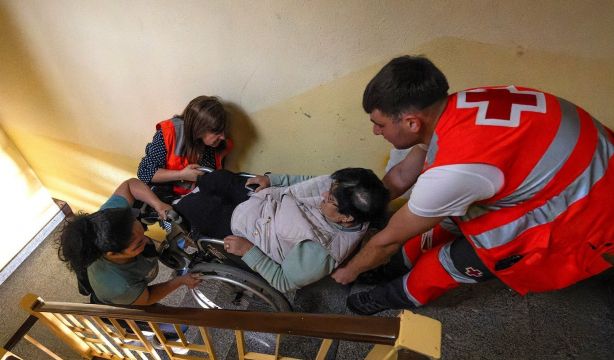 Subidos a pulso por las escaleras y cenas frías: así se vivió el apagón en residencias de mayores. 