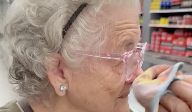 Una mujer mayor de Cuba llega a España y se emociona hasta las lágrimas al entrar a Mercadona