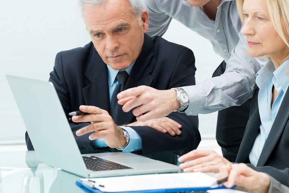 bigstock senior mujer hombre oficina bigstock senior mujer hombre oficina