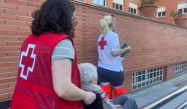 Mayores aislados en sus casas durante el apagón: "Los vecinos han sido esenciales"
