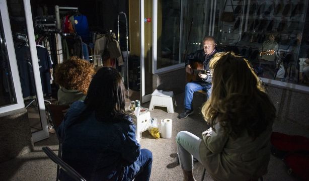 Solidaridad, compañía y mensajes en papel durante el apagón histórico