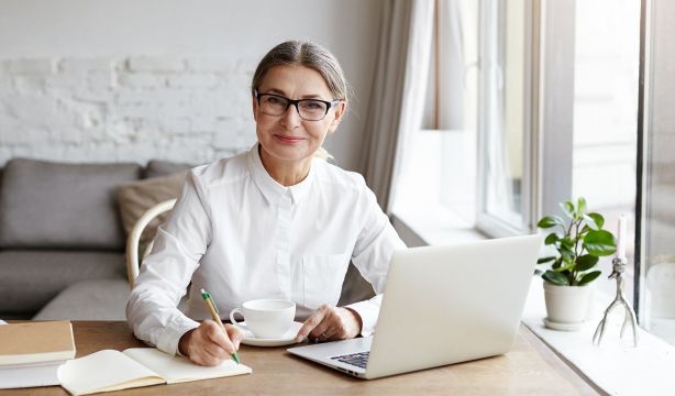 '50 razones o más', la campaña que insta a sénior y empresas a combatir el edadismo laboral