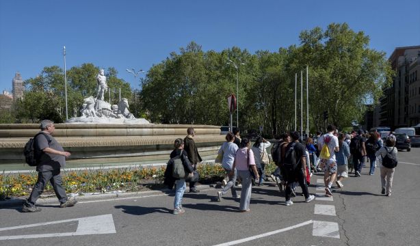 EuropaPress 6683548 varias personas esperan fuente cibeles apagon electrico 28 abril 2025