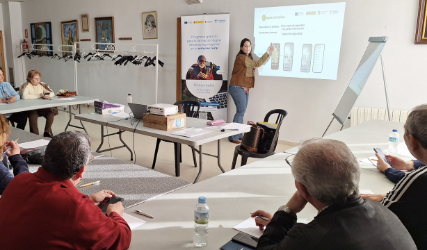 Fundación Telefónica impulsa la capacitación digital de personas mayores en el entorno rural