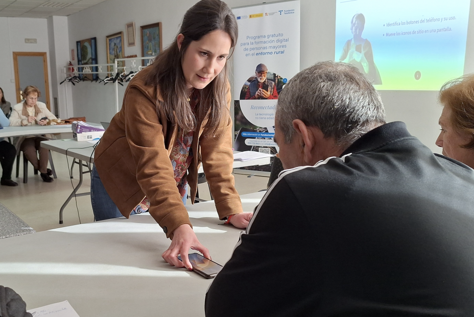 Fundación Telefónica impulsa la capacitación digital de personas mayores en el entorno rural