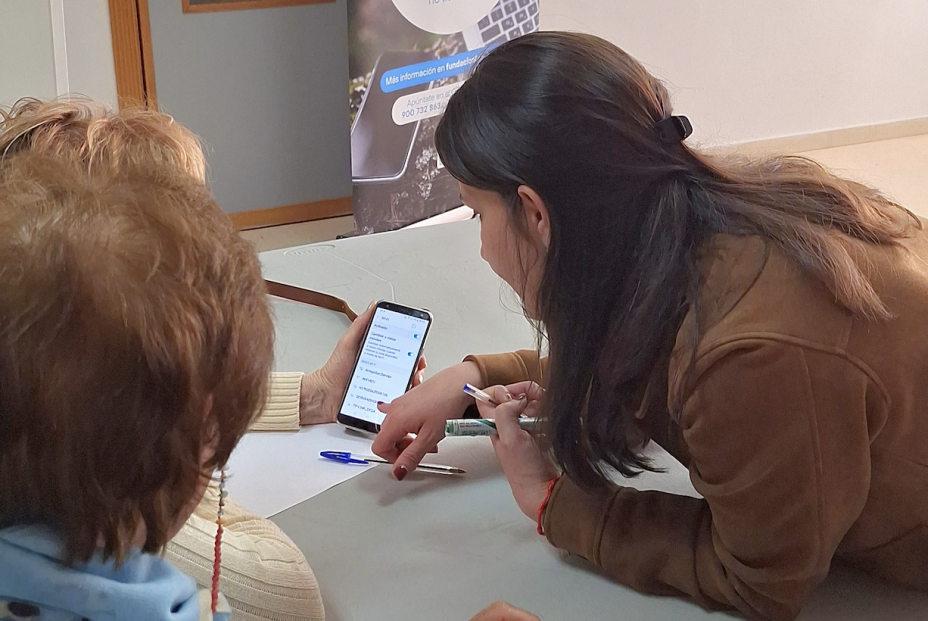 Fundación Telefónica impulsa la capacitación digital de personas mayores en el entorno rural