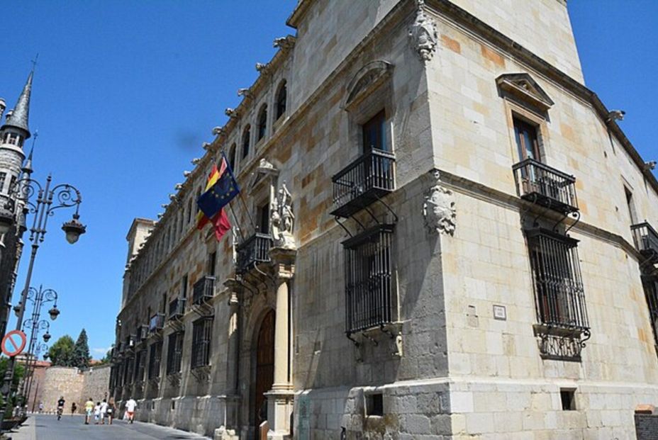 Wikipedia Commons. ¿Cuáles son los edificios más antiguos de León?