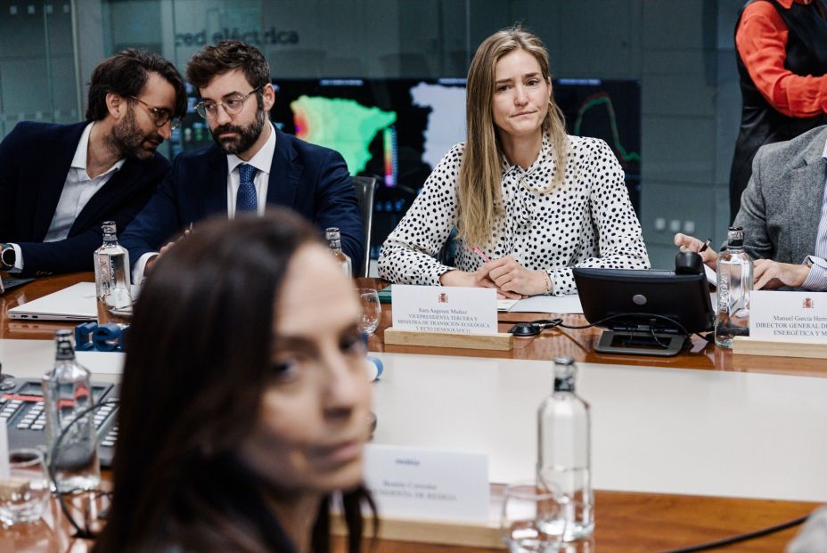 La vicepresidenta tercera y ministra para la Transición Ecológica y el Reto Demográfico, Sara Aagesen y la presidenta de Red Eléctrica de España, Beatriz Corredor