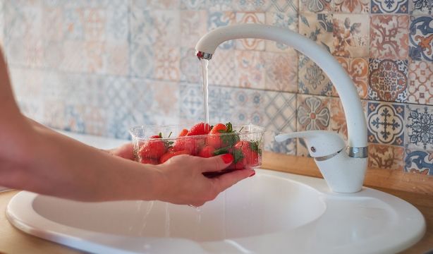 ¿Cómo lavar bien las frutas y verduras para evitar intoxicaciones?