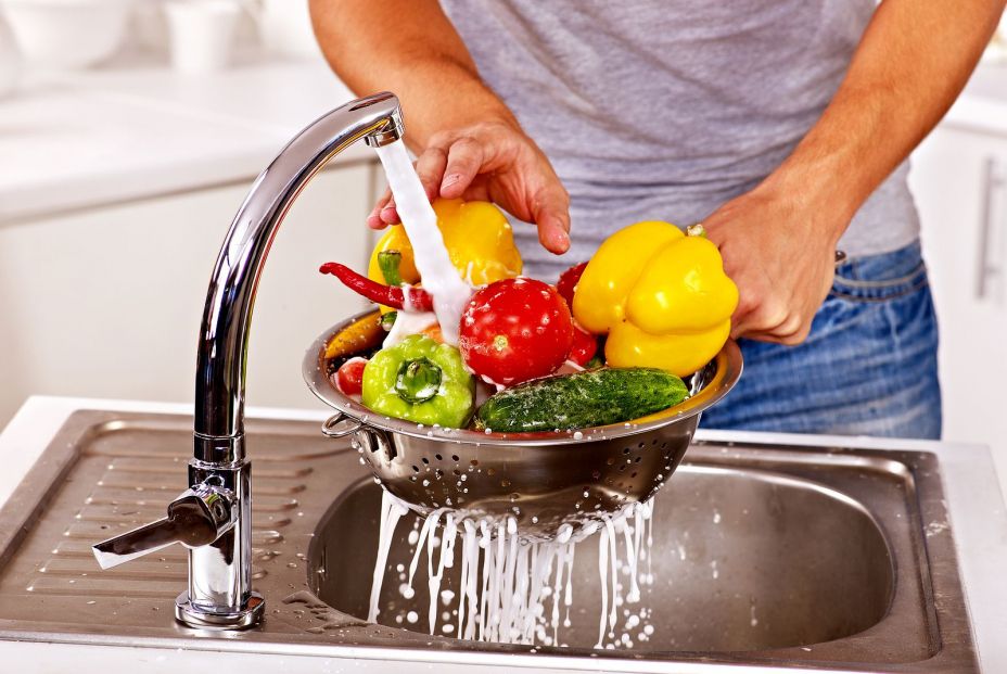 ¿Cómo lavar bien las frutas y verduras para evitar intoxicaciones?