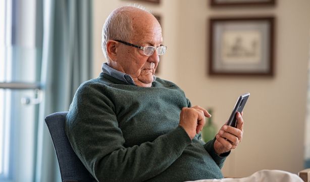 La “soledad conectada”: por qué hablar todos los días por WhatsApp con los mayores no es suficiente