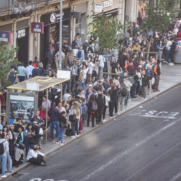 EuropaPress 6685409 decenas personas hacen cola coger bus apagon 28 abril 2025 barcelona