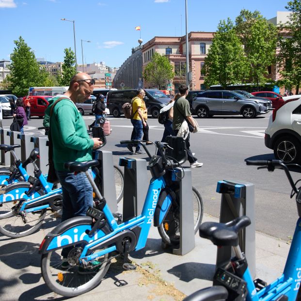 EuropaPress 6683421 gente apagion atocha apagon electrico madrid madrid 28 april 2025