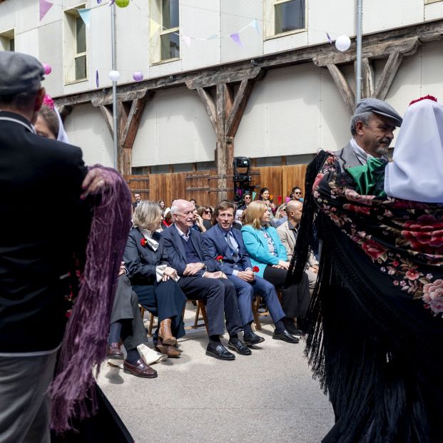 EuropaPress 6702613 varias personas bailan chotis presentacion programacion fiestas san isidro