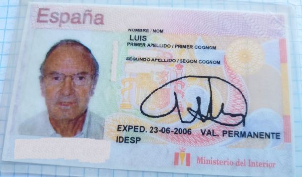 Impiden volar con Ryanair a un hombre de 89 años por tener un DNI permanente: "Es edadismo"