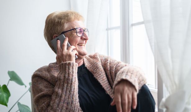 IA y nuevas tecnologías, claves para reducir la soledad en mayores y mejorar su independencia (Bigstock)