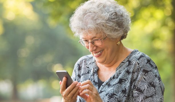 IA y nuevas tecnologías, claves para reducir la soledad en mayores y mejorar su independencia (Bigstock)