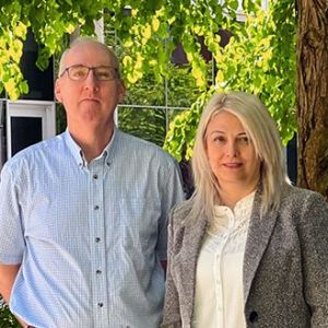 Daniel Raftery (izquierda) y Shabnam Salimi. Foto:Danijel Djukovic/Raftery Lab Medicina de la Universidad de Washington. Daniel Raftery (izquierda) y Shabnam Salimi. Foto:Danijel Djukovic/Raftery Lab Medicina de la Universidad de Washington.