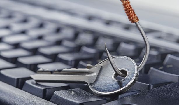 Estas son las estafas online más habituales en verano según la OCU