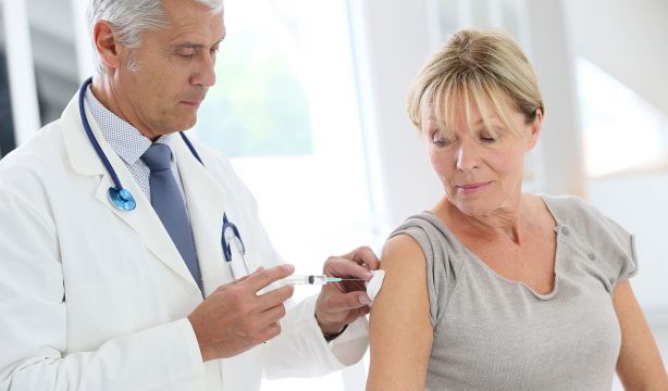 Expertos destacan la importancia de vacunar y tratar temprano enfermedades respiratorias en mayores