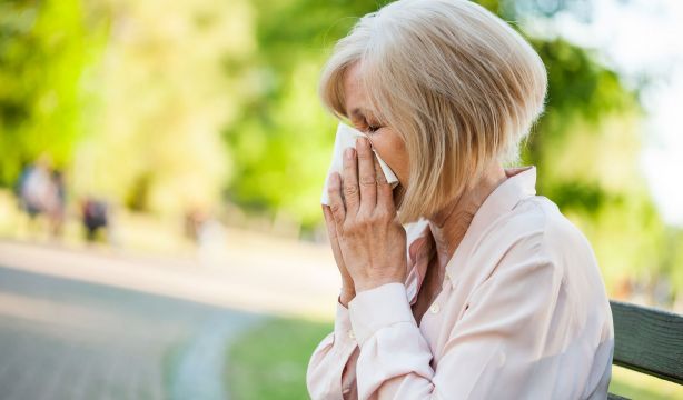Astenia primaveral en personas mayores: síntomas y cómo prevenirla