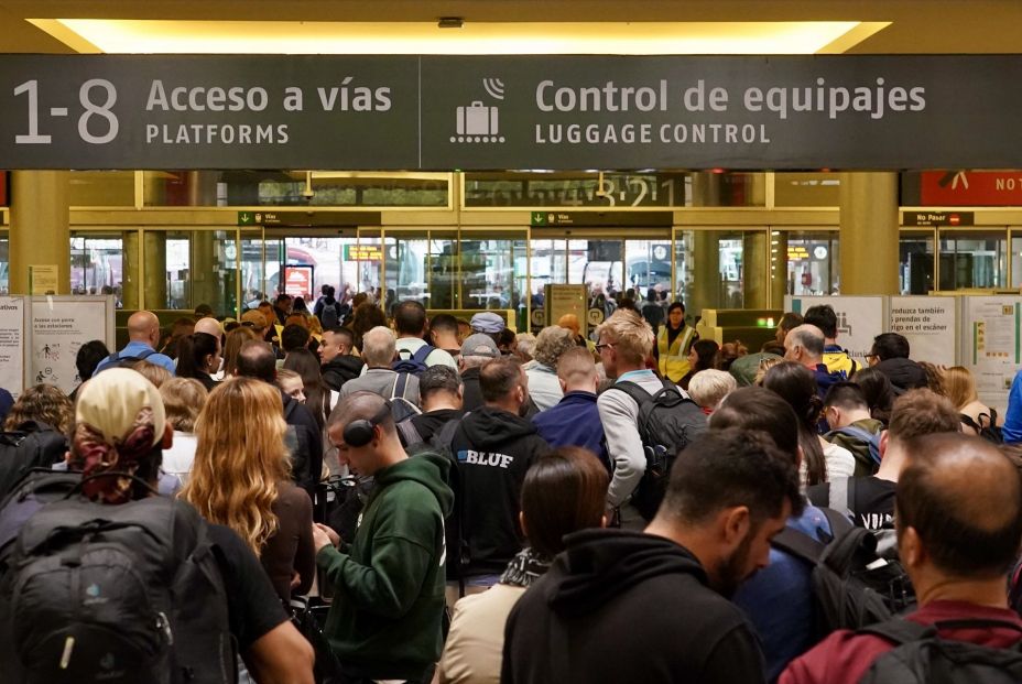 EuropaPress 6699828 caos viajeros estacion maria zambrano debido retraso robo cables trenes 05