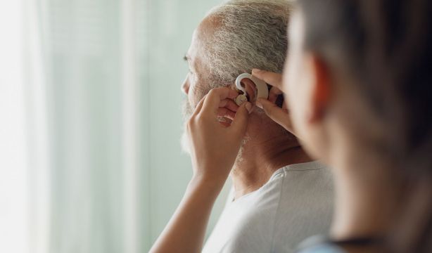 Los precios abusivos de los audífonos y un modelo de negocio muy poco transparente (Bigstock)