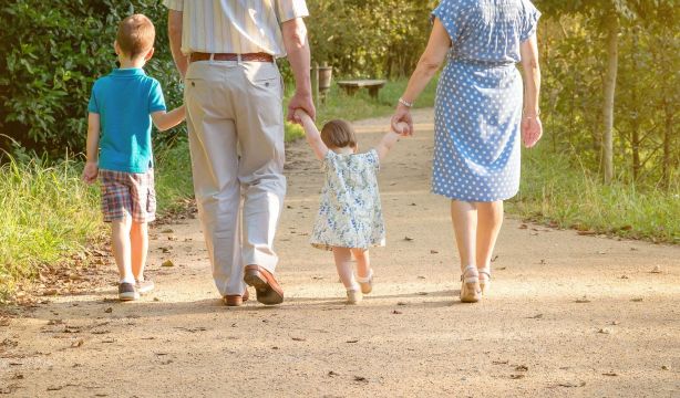 Descubre el programa “Servicio Abuela-Abuelo” que paga a los abuelos para cuidar a los nietos (Bigstock)