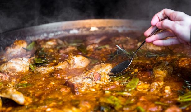Dani García desvela su truco para hacer una auténtica paella valenciana