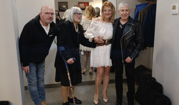 La emotiva historia de una fan de 94 años con alzhéimer en el concierto de los Pecos