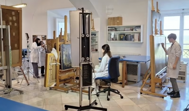 Abren al público por primera vez los talleres de restauración del Palacio Real de Madrid