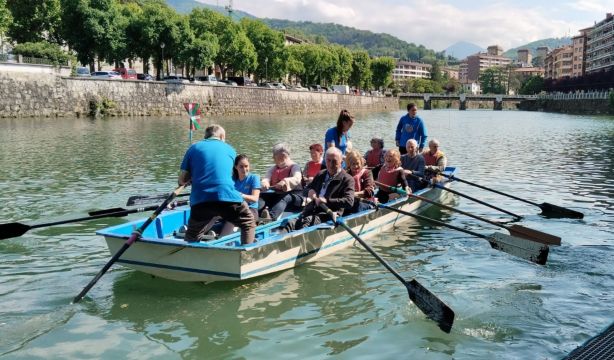 Nagusilan acerca el remo a las personas mayores para fomentar un envejecimiento activo  (Nagusilan)