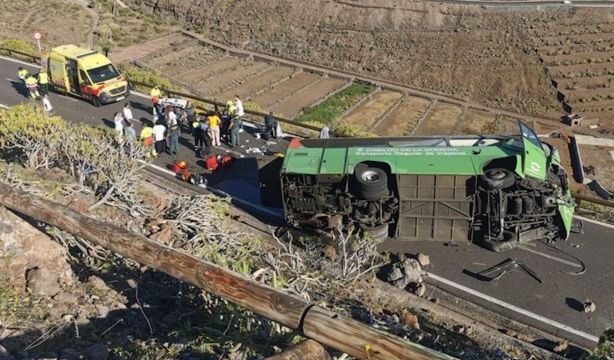 Una mujer fallecida y 10 heridos al volcar un autobús en La Gomera