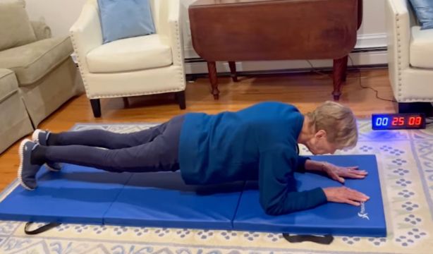 Una plancha abdominal de récord con 82 años: se convierte en la mujer de mayor edad en hacer una (Guinness World Records)