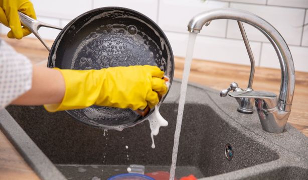 El truco viral para eliminar la suciedad incrustada de las sartenes