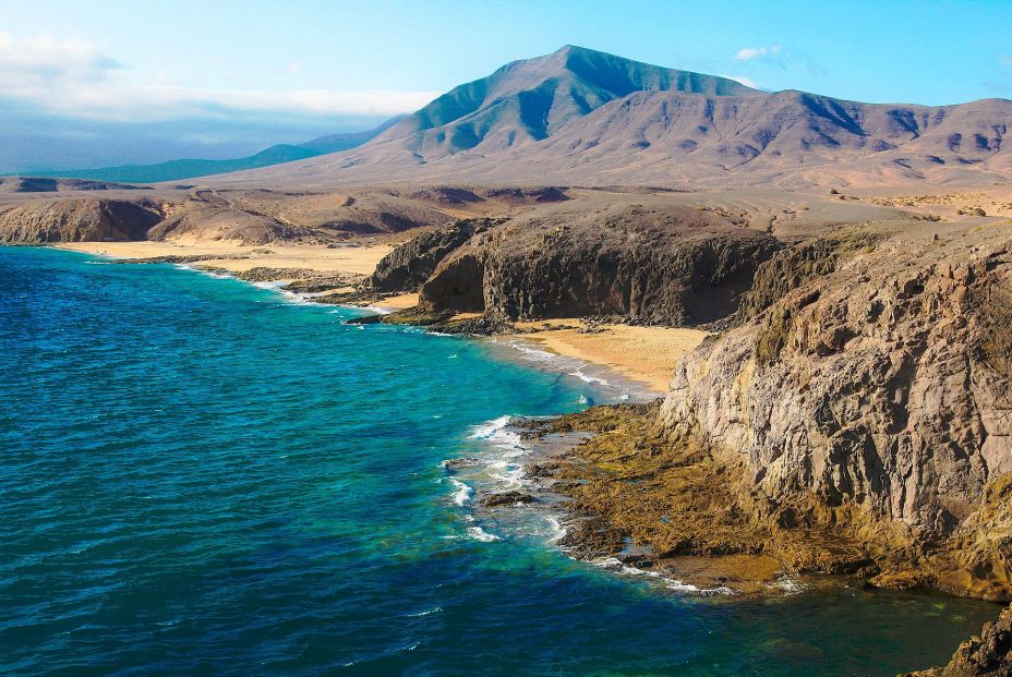 Uno de los destinos que puedes elegir es Islantilla, en la Costa de la Luz. Esta playa conformada por los municipios costeros de Isla Cristina y Lepe, ubicada en la provincia de Huelva, te ofrece un verdadero paraíso de arena fina y aguas cristalinas, donde podrás practicar diferentes deportes o actividades náuticas. Por otro lado, también tienes la opción de ir a Lanzarote, una isla hermosa volcánica que forma parte de la provincia de Las Palmas, donde el sol y la playa se juntan con la naturaleza. Sus paisajes volcánicos suelen despertar en los visitantes la impresión de estar conociendo otro planeta. Recorrer esta isla es como entrar a un territorio aún por descubrir. Lugares como el Parque Nacional de Timanfaya o la Cueva de los Verdes te causarán una sensación que pocas veces vivirás. Es importante destacar que todas las opciones de los viajes cuentan con alojamientos de alta calidad, y la posibilidad de añadir tren o avión desde tu ciudad.
