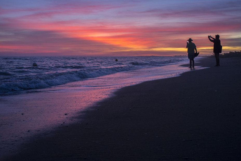 Uno de los destinos que puedes elegir es Islantilla, en la Costa de la Luz. Esta playa conformada por los municipios costeros de Isla Cristina y Lepe, ubicada en la provincia de Huelva, te ofrece un verdadero paraíso de arena fina y aguas cristalinas, donde podrás practicar diferentes deportes o actividades náuticas. Por otro lado, también tienes la opción de ir a Lanzarote, una isla hermosa volcánica que forma parte de la provincia de Las Palmas, donde el sol y la playa se juntan con la naturaleza. Sus paisajes volcánicos suelen despertar en los visitantes la impresión de estar conociendo otro planeta. Recorrer esta isla es como entrar a un territorio aún por descubrir. Lugares como el Parque Nacional de Timanfaya o la Cueva de los Verdes te causarán una sensación que pocas veces vivirás. Es importante destacar que todas las opciones de los viajes cuentan con alojamientos de alta calidad, y la posibilidad de añadir tren o avión desde tu ciudad.