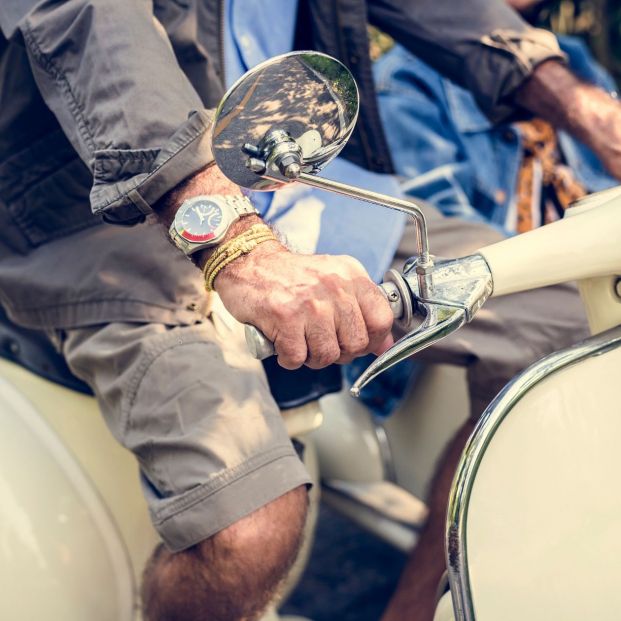 Las scooter y las motos de carretera, las opciones preferidas entre los conductores sénior (Bigstock)