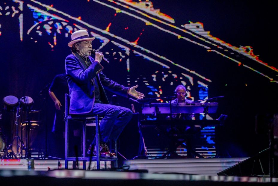 Joaquín Sabina llena de 'bombines' el Madrid Arena en su concierto de despedida