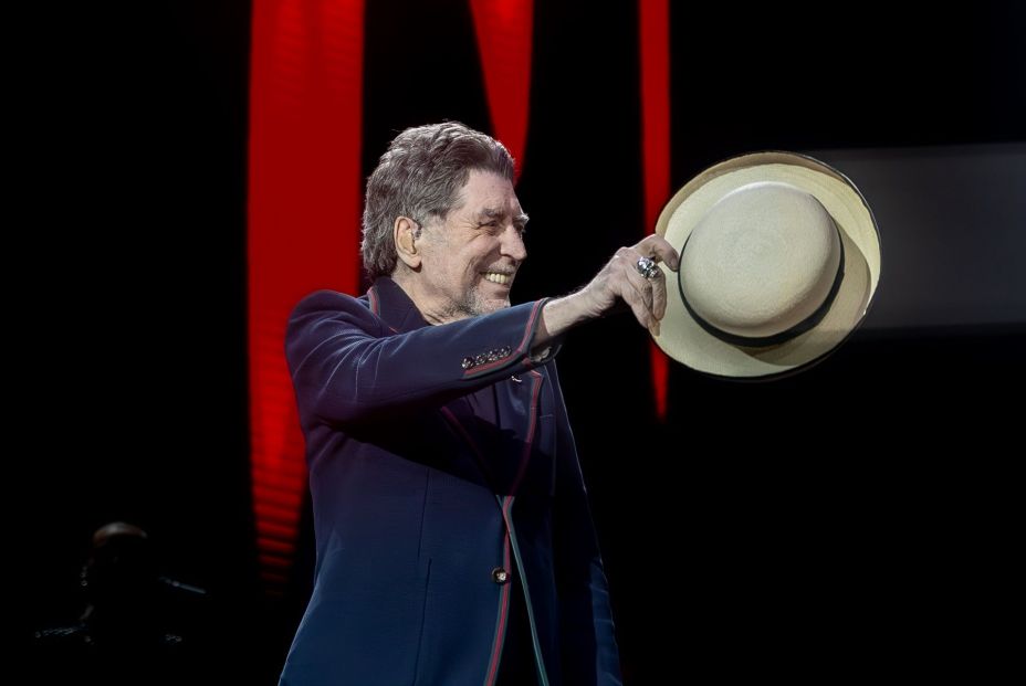 Joaquín Sabina llena de 'bombines' el Madrid Arena en su concierto de despedida