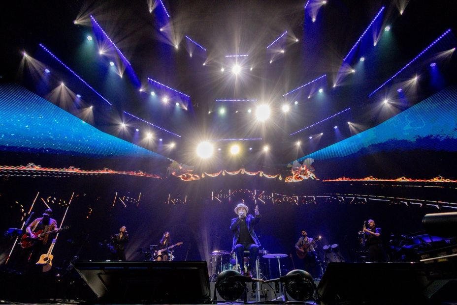 Joaquín Sabina llena de 'bombines' el Madrid Arena en su concierto de despedida