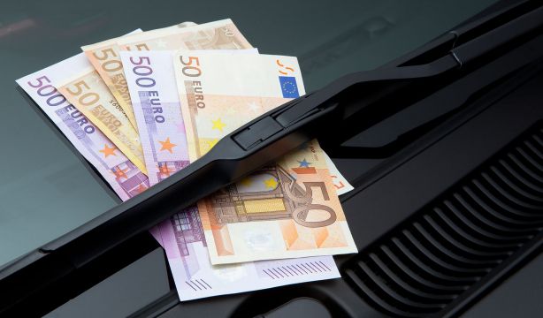 ¿Un billete de 50 euros en tu coche? Cuidado: es una estafa