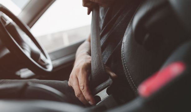 Cuatro trucos del cinturón de seguridad del coche que te pueden ayudar en caso de accidente (Bigstock)