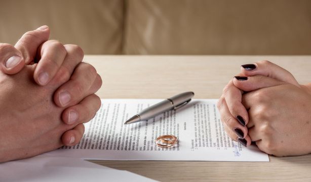 ¿Qué pasa con tus bienes si te divorcias y no cambias el testamento?