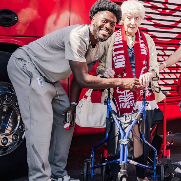 Un equipo de fútbol sorprende a una aficionada de 101 llevándola al estadio