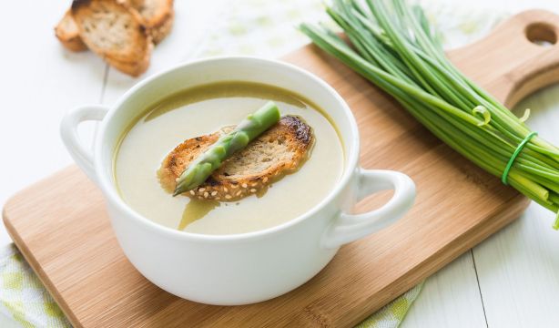 Gazpacho de espárragos blancos: la receta de José Andrés, paso a paso