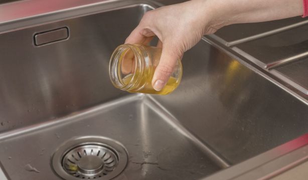Tirar el aceite por el fregadero puede costarte hasta 100.000 euros: ¿dónde debes llevarlo?